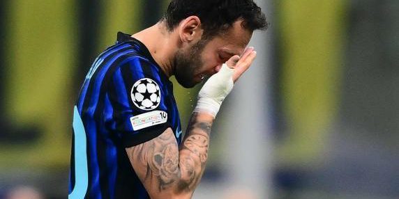 Inter preoccupata per Calhanoglu e Acerbi dopo doppio infortunio contro il Liverpool