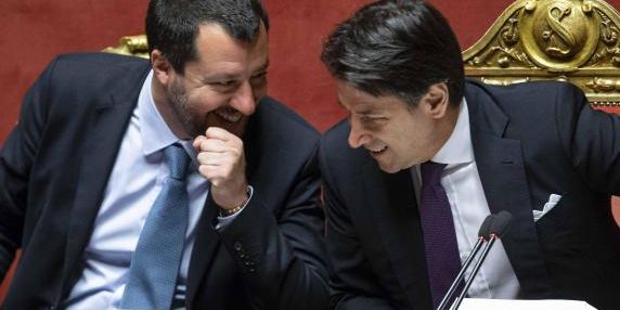 Lega e M5S condividono la frase “No alle armi e all’Europa” sui social