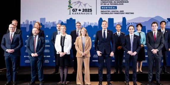 La Francia spinge l'IA europea: autonomia rispetto a USA e Cina