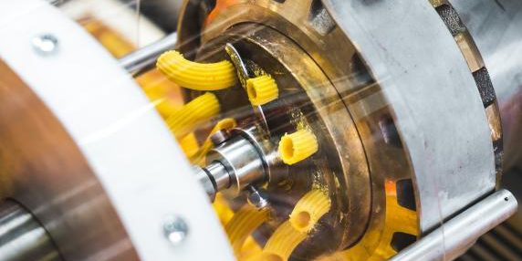 PMI italiane: burocrazia, tasse e la corsa verso investimenti esteri con rischi di perdita di controllo