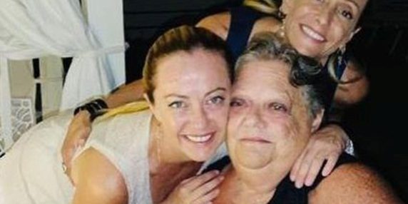 La madre delle sorelle Meloni: da romanzi a icone sacre