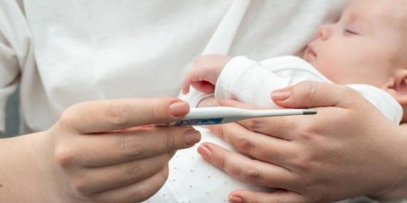 Come gestire la febbre nei bambini piccoli: consigli pratici su paracetamolo e ibuprofene