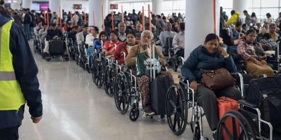Aeroporti: un terzo dei passeggeri chiede assistenza con la sedia a rotelle, alcune compagnie sospettano abusi