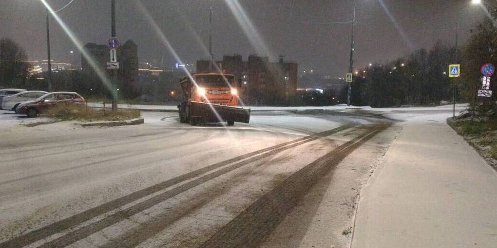 Мурманские коммунальщики убирают снег с городских улиц в круглосуточном режиме