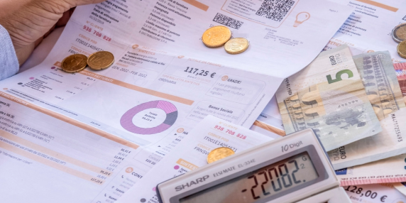 Bollette in calo: una famiglia italiana potrà risparmiare più di 200 euro nel 2026