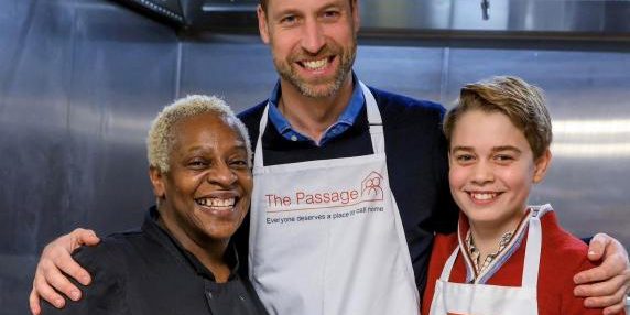 Il principe George organizza un pranzo di Natale per i senzatetto, ricordando l'iniziativa di William e Diana