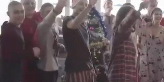 I bambini dell'Istituto Tumori cantano in coro per augurare un Natale sereno