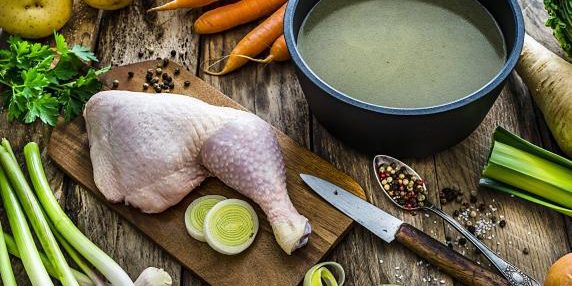 Brodo di pollo: rimedio naturale per la digestione durante le festività