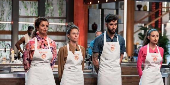MasterChef Italia: tre famiglie di chef dell'alta ristorazione, Locatelli critica un piatto, due concorrenti eliminati