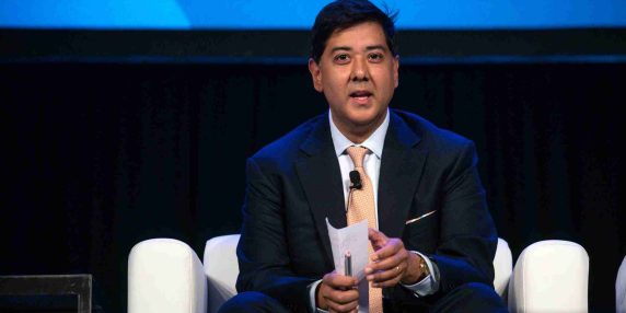 Cinque europei rifiutati per visto negli USA: l’attivista tech britannico intende fare causa all’amministrazione Trump