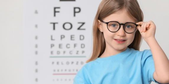 Aumento della miopia nei bambini: ruolo della tecnologia e della mancanza di attività all’aperto