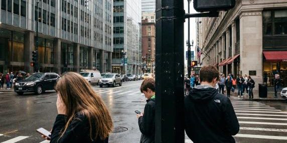 Il primo telefono ai ragazzi non prima dei 13 anni: un'ora al giorno di social media e i danni alle prestazioni cognitive