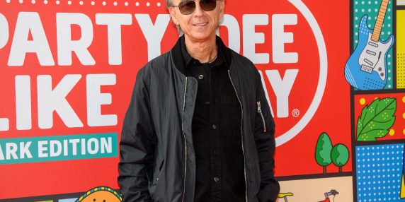 Albertino: ancora al top nonostante l'età, ma preoccupato per i giovani che filmano invece di ballare