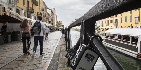 Milano sospende l'uso di Keybox dal 4 gennaio: intervento con cesoie e multe fino a 400 euro