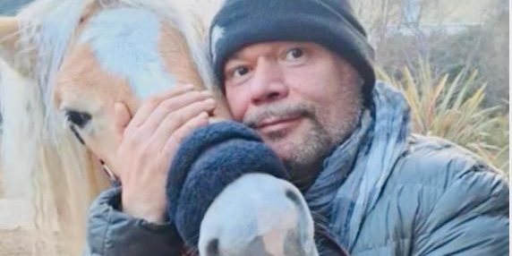 Gatto Panceri rivela di aver scritto “Vivo per lei” ma non ha ricevuto riconoscimento per i diritti d’autore