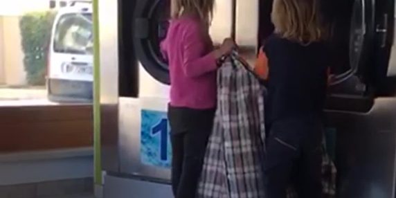 Bambini che fanno il bucato in un bosco: sicurezza e attenzione