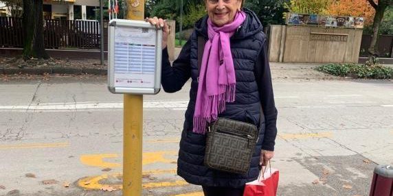 Carla, 88 anni, fa tornare gli orari del bus in cartaceo su tutte le fermate