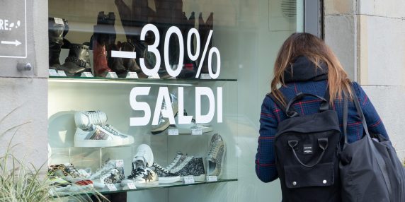 Saldi 2025: 6 miliardi di euro, ma l’effetto indebolito da pre‑saldi e offerte continue