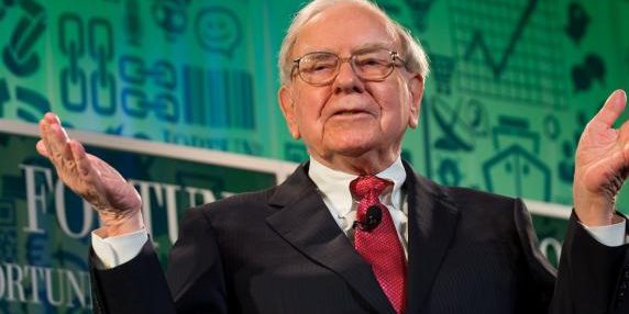 Warren Buffett annuncia pensione a 95 anni: l'ultimo giorno di lavoro dell'oracolo di Omaha