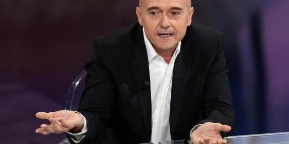 Milano: Signorini sotto indagine per violenza sessuale ed estorsione, denuncia di ex concorrente di Gf