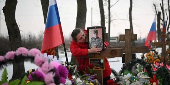 Mosca e l’attacco sospetto: propaganda dura e la promessa di mani libere