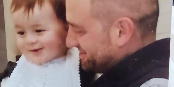 Angelika Hutter gravemente ferita in incidente che ha ucciso un bambino; il nonno esprime speranza e rabbia