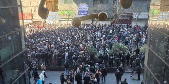Iran: polizia spara contro manifestanti “senza scarpe” in piazza, studenti e commercianti coinvolti