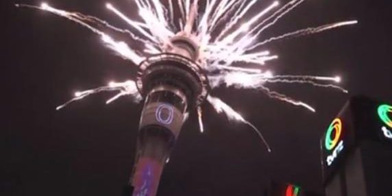 Auckland inizia le festività di Capodanno con fuochi d'artificio e conto alla rovescia