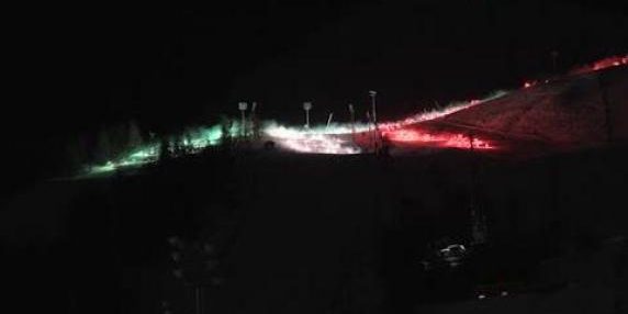 Sestriere: la bandiera italiana alzata tra le montagne