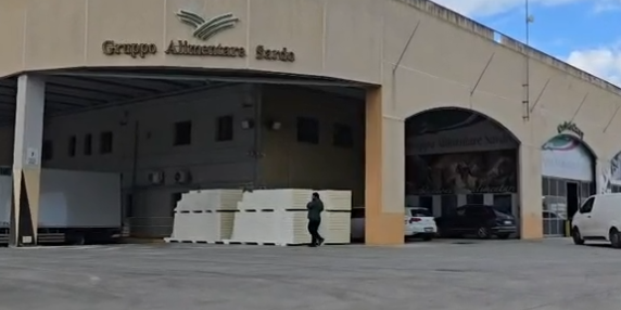 Incidente a Sassari: elettricista muore schiacciato da elevatore di magazzino