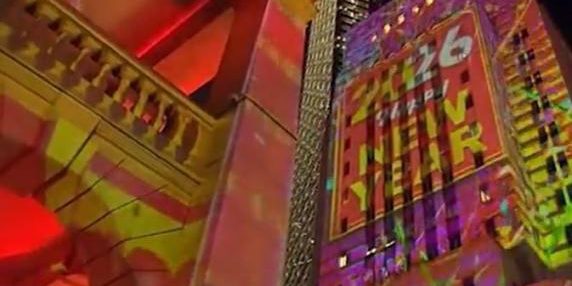 Capodanno a Hong Kong: grattacieli illuminati per un conto alla rovescia spettacolare