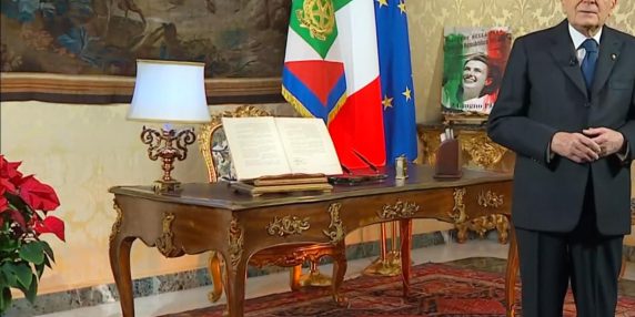 Album fotografico della Repubblica presentato al presidente Pertini: un registro quasi emotivo