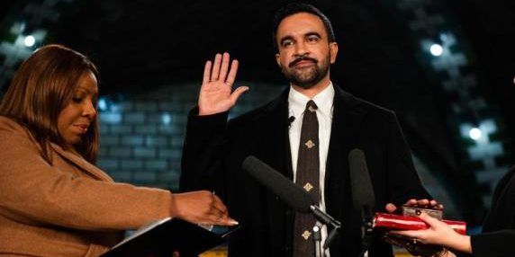 Mamdani, primo sindaco musulmano di New York, giura davanti a due copie del Corano