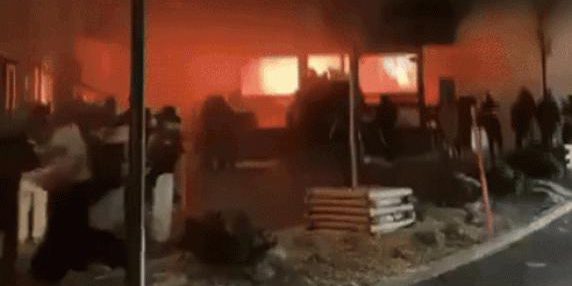 Video mostra bar in fiamme durante la notte