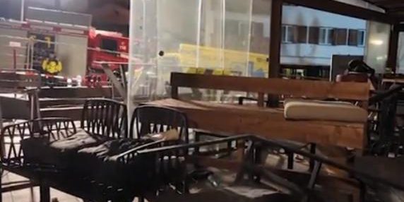 Foto del dehor di un bar dopo incendio