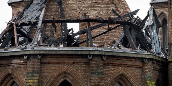 Incendio distrugge la chiesa Vondelkerk ad Amsterdam: campanile crollato e pericolo di collasso