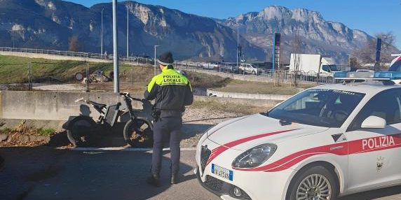 Uomo fermato su bici elettrica modificata a 85 km/h: multa di 1.200 euro e sequestro