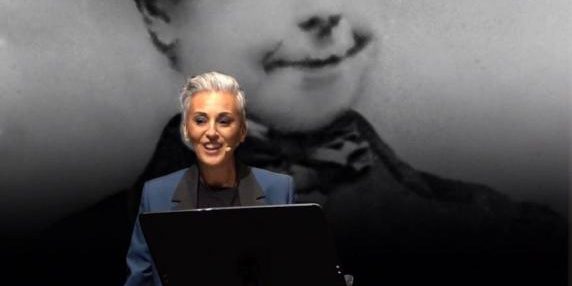 Cathy La Torre racconta in teatro le donne scienziate e attiviste defraudate di riconoscimento