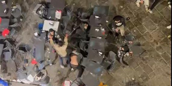 Rissa a Firenze: giovani lanciano tavolini e sedie durante la notte di Capodanno