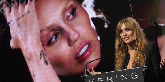 Miley Cyrus mostra nuova acconciatura mentre Timothée Chalamet salta il red carpet ai Palm Springs Film Awards