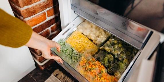 Come congelare cibi crudi e cotti in sicurezza: temperature, contenitori e durata di conservazione