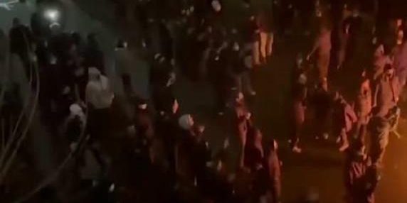 Manifestanti di Teheran danzano intorno a un falò