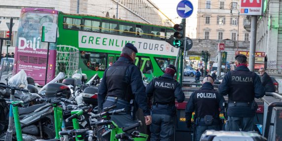 Funzionario del Made in Italy picchiato a Termini: polizia in maxi‑blitz per individuare i responsabili