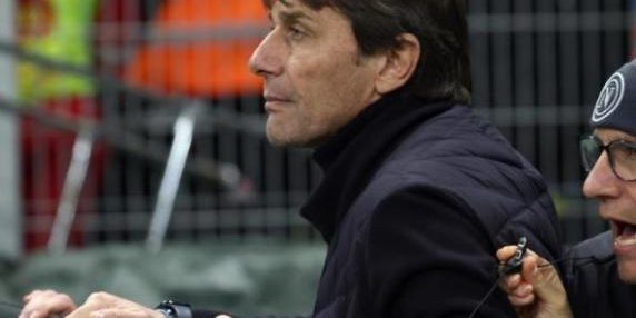 Conte si aggrappa alla balaustra a San Siro, urla contro gli arbitri: quali sanzioni rischia