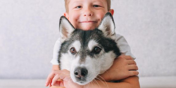 Come insegnare ai bambini che il cane è un animale vivo e non un giocattolo