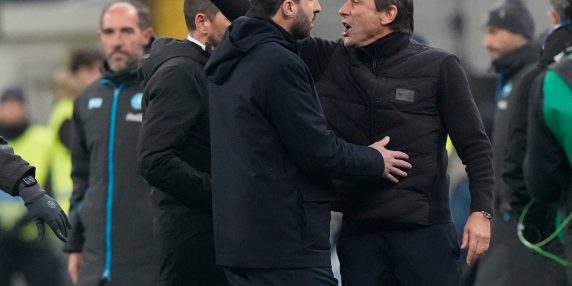 Conte espulso: urla e scontro con un altro uomo