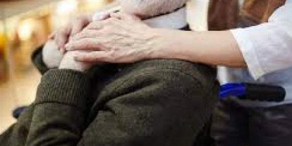 Contributo mensile di 400 euro per caregiver a basso ISEE