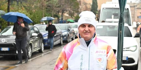 Milano-Cortina: l'Uomo Gatto e sua moglie presentano domanda per diventare tedofori