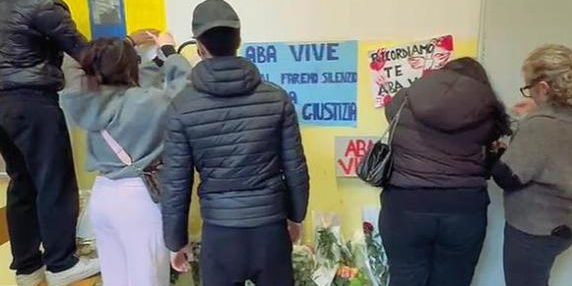 Ragazzo ucciso a scuola a La Spezia: l’amica denuncia l’odio sui social e teme per la propria sicurezza