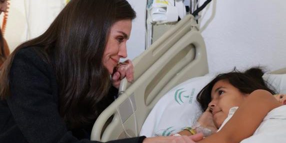 Regina Letizia visita i bambini feriti in incidente ferroviario